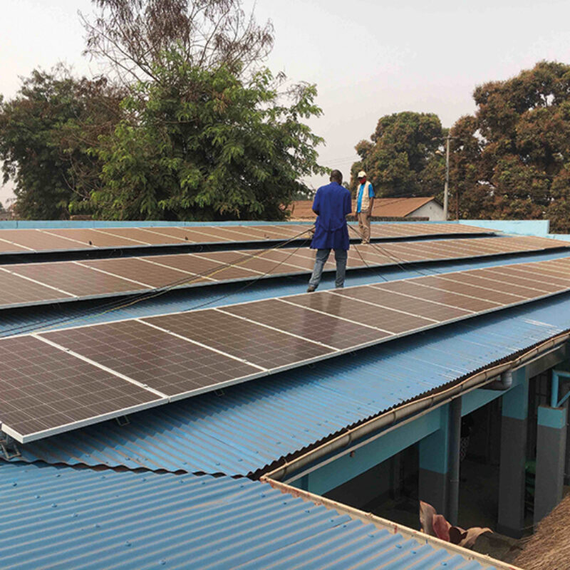 Poliklinik in Mbuji-Mayi wurde mit Photovoltaikanlagen ausgestattet (Demokratische Republik Kongo).